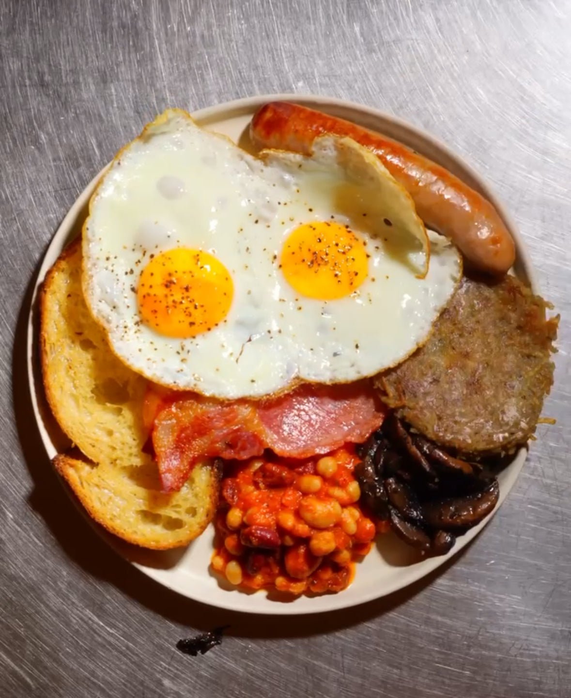 Full English breakfast with eggs, sausages, bacon, beans, hashbrown, mushroom & toast